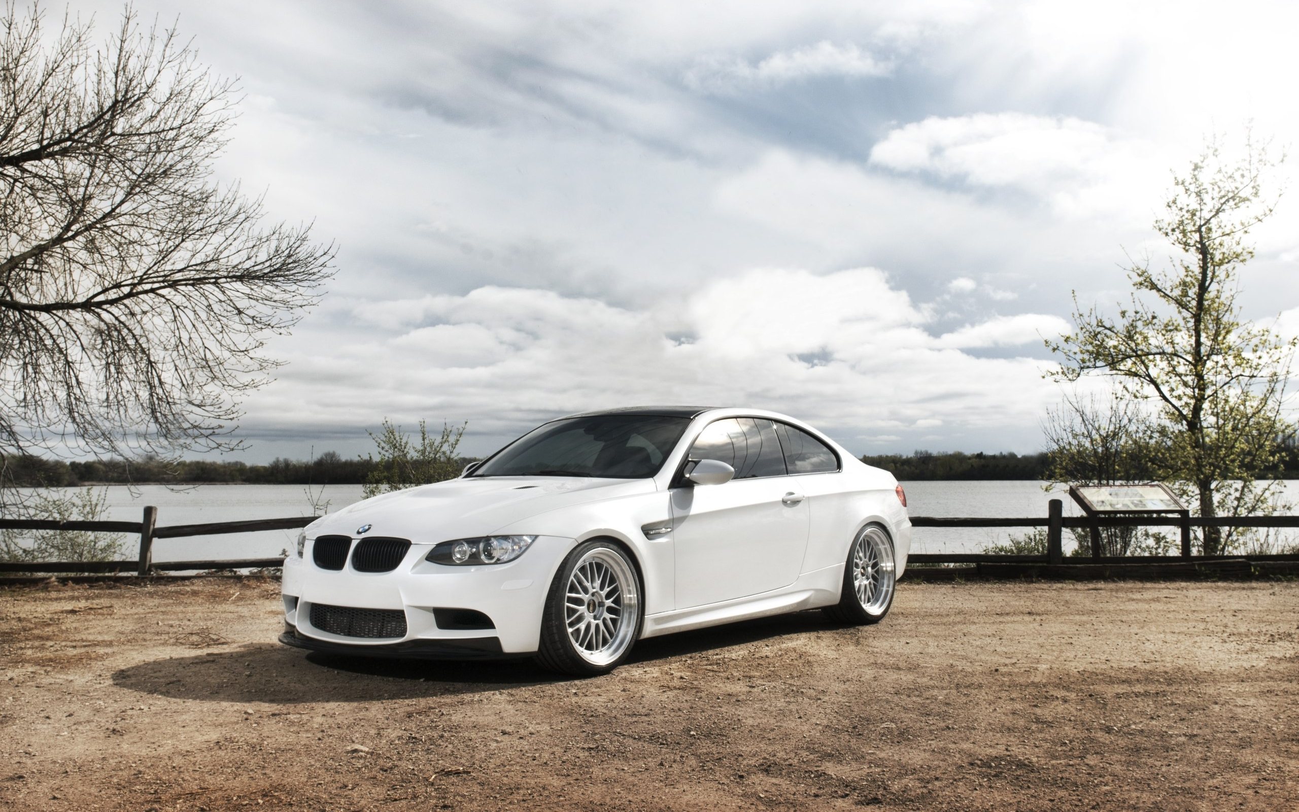 Белый BMW 3 серии, М3,  на берегу, озеро, речка, небо, облака